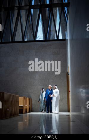 Il presidente Donald Trump visita la Abrahamic Family House, venerdì 16 maggio 2025, ad Abu Dhabi, Emirati Arabi Uniti. (Foto ufficiale della Casa Bianca di Daniel Torok) Foto Stock