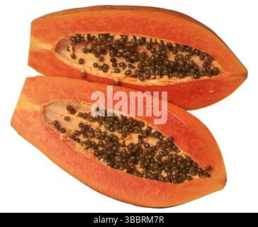 primo piano di fette di papaya mature o tagliate su sfondo bianco a metà isolato, succosa frutta dolce con polpa di arancia vibrante e semi neri, prelevati dall'alto Foto Stock
