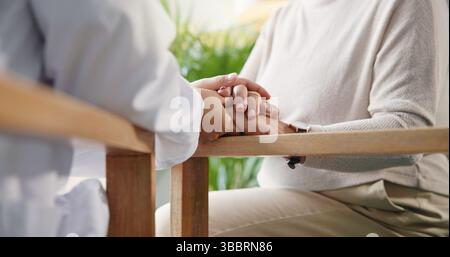 Operatore sanitario, persona matura e tenuta per mano per il sostegno, l'assistenza agli anziani e l'aiuto alla pensione. Assistenza medica, empatia senior e pensionato con Foto Stock