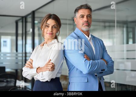 Uomo d'affari maturo felice e donna d'affari leader in ufficio, ritratto. Foto Stock