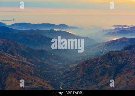 La splendida vista panoramica cattura le colline ondulate e le valli del Parco Nazionale delle sequoie durante il crepuscolo, mostrando un'atmosfera serena con un soffice soffice mosso Foto Stock