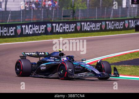 Kimi Antonelli dell'Italia alla guida della (12) Mercedes-AMG PETRONAS F1 Team W16 durante le FP1 del Gran Premio del Made in Italy e dell'Emilia-Romagna 2025, Emilia Romagna Grand Prix 2025, 7° round del Campionato del mondo di Formula 1 2025, 16 maggio 2025 sull'autodromo Internazionale Enzo e Dino Ferrari, a Imola, Italia. Crediti: Luca Rossini/e-Mage/Alamy Live News Foto Stock
