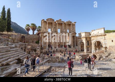 Molti turisti visitano la Biblioteca di Celso, l'antica città di Efeso, Turchia Foto Stock