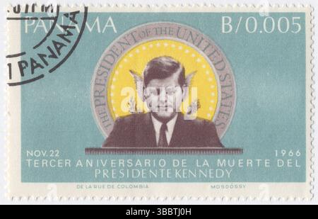 PANAMA — 1966 novembre 25: 0,005 balboa francoboa francoboa multicolor raffigurante il ritratto di Kennedy, 3rd Death Anniversary of John Fitzgerald Kennedy. JFK è stato il 35° presidente degli Stati Uniti d'America dal 1961 fino al suo assassinio nel 1963. Fu il primo cattolico romano e la persona più giovane eletta presidente a 43 anni. Kennedy prestò servizio al culmine della Guerra fredda e la maggior parte della sua politica estera riguardava le relazioni con l'Unione Sovietica e Cuba. Membro del Partito Democratico, Kennedy rappresentò il Massachusetts in entrambe le camere del Congresso degli Stati Uniti prima della sua presidenza Foto Stock