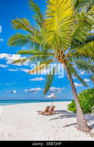 Sedie a sdraio ombrello foglie di palma primo piano sulla spiaggia sabbiosa con calmo cielo marino fantastico rilassante tranquillo sfondo di carta da parati della natura Foto Stock