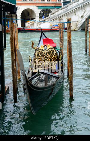 Tipica gondola vicino al ponte di Rialto a Venezia, Italia, Europa Foto Stock