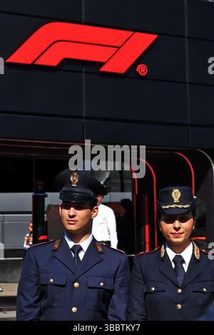 Imola, Italia. 17 maggio 2025. Atmosfera da paddock. 17.05.2025. Formula 1 Campionato del mondo, Rd 7, Gran Premio dell'Emilia Romagna, Imola, Italia, giornata delle qualifiche. Crediti: James Moy/Alamy Live News Foto Stock