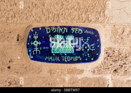 TEL AVIV, ISRAELE - 17 SETTEMBRE 2017: Questo è un puntatore in ceramica sulle costellazioni di Gemini Street nella vecchia Giaffa. Foto Stock