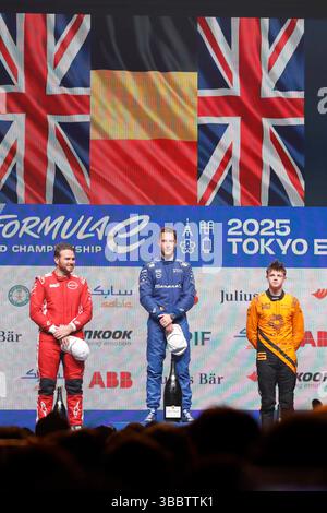 Tokyo, Giappone. 17 maggio 2025. Il pilota Maserati MSG Racing Stoffel VANDOORNE (C) vince la gara (8° round) dell'e-Prix di Formula e Tokyo del Campionato del mondo ABB FIA Formula e 2024-2025, presso il centro congressi Tokyo Big Sight di Tokyo. Vandoorne ha partecipato alla cerimonia di premiazione insieme al secondo posto Oliver ROWLAND (rosso) del Nissan Formula e Team e al terzo posto Taylor BARNARD (giallo) del NEOM McLaren Formula e Team. La Formula e è valida fino al 18 maggio. (Credit Image: © Rodrigo Reyes Marin/ZUMA Press Wire) SOLO PER USO EDITORIALE! Non per USO commerciale! Foto Stock