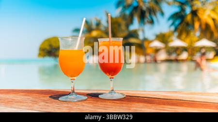Cocktail colorati a bordo piscina durante le vacanze estive, atmosfera rilassante e tranquilla con bevande tropicali, atmosfera di vacanza felice, divertimento e festa di piacere Foto Stock