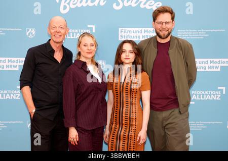 Lucas Schmidt, Maren Schmitt, Lena Urzendowsky und Lasse Scharpen beim Empfang der Landesregierung Nordrhein-Westfalen, der Film- und Medienstiftung NRW und der Produktionsallianz anlässlich der 78. Internationalen Filmfestspiele von Cannes im Vilebrequin la Plage Ondine Restaurant & Beach Club. Cannes, 16.05.2025 *** Lucas Schmidt, Maren Schmitt, Lena Urzendowsky e Lasse Scharpen alla reception ospitata dal governo statale della Renania settentrionale-Vestfalia, dal Film und Medienstiftung NRW e dalla Production Alliance in occasione del 78° Festival Internazionale di Cannes al Vilebrequ Foto Stock