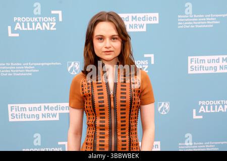 Lena Urzendowsky beim Empfang der Landesregierung Nordrhein-Westfalen, der Film- und Medienstiftung NRW und der Produktionsallianz anlässlich der 78. Internationalen Filmfestspiele von Cannes im Vilebrequin la Plage Ondine Restaurant & Beach Club. Cannes, 16.05.2025 *** Lena Urzendowsky alla reception ospitata dal governo statale della Renania settentrionale-Vestfalia, dal Film und Medienstiftung NRW e dalla Production Alliance in occasione del 78° Festival Internazionale di Cannes al Vilebrequin la Plage Ondine Restaurant Beach Club Cannes, 16 05 2025 foto:XK.xKriegerx/xFuturexImagex nrw 5 Foto Stock
