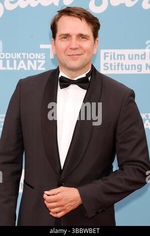 Pierre Kiwitt beim Empfang der Landesregierung Nordrhein-Westfalen, der Film- und Medienstiftung NRW und der Produktionsallianz anlässlich der 78. Internationalen Filmfestspiele von Cannes im Vilebrequin la Plage Ondine Restaurant & Beach Club. Cannes, 16.05.2025 *** Pierre Kiwitt alla reception ospitata dal governo statale della Renania settentrionale-Vestfalia, dal Film und Medienstiftung NRW e dalla Production Alliance in occasione del 78° Festival Internazionale di Cannes al Vilebrequin la Plage Ondine Restaurant Beach Club Cannes, 16 05 2025 foto:XK.xKriegerx/xFuturexImagex nrw 5536 Foto Stock