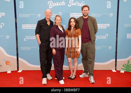 Lucas Schmidt, Maren Schmitt, Lena Urzendowsky und Lasse Scharpen beim Empfang der Landesregierung Nordrhein-Westfalen, der Film- und Medienstiftung NRW und der Produktionsallianz anlässlich der 78. Internationalen Filmfestspiele von Cannes im Vilebrequin la Plage Ondine Restaurant & Beach Club. Cannes, 16.05.2025 *** Lucas Schmidt, Maren Schmitt, Lena Urzendowsky e Lasse Scharpen alla reception ospitata dal governo statale della Renania settentrionale-Vestfalia, dal Film und Medienstiftung NRW e dalla Production Alliance in occasione del 78° Festival Internazionale di Cannes al Vilebrequ Foto Stock