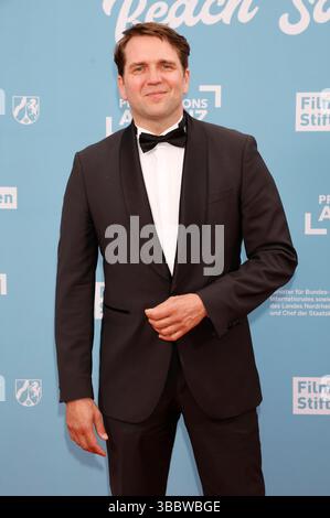 Pierre Kiwitt beim Empfang der Landesregierung Nordrhein-Westfalen, der Film- und Medienstiftung NRW und der Produktionsallianz anlässlich der 78. Internationalen Filmfestspiele von Cannes im Vilebrequin la Plage Ondine Restaurant & Beach Club. Cannes, 16.05.2025 *** Pierre Kiwitt alla reception ospitata dal governo statale della Renania settentrionale-Vestfalia, dal Film und Medienstiftung NRW e dalla Production Alliance in occasione del 78° Festival Internazionale di Cannes al Vilebrequin la Plage Ondine Restaurant Beach Club Cannes, 16 05 2025 foto:XK.xKriegerx/xFuturexImagex nrw 5534 Foto Stock