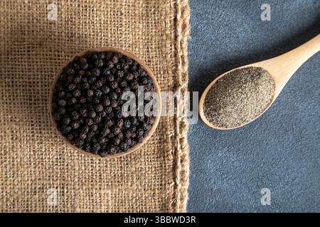 Pepe nero macinato con grani di pepe nero in vista dall'alto Foto Stock