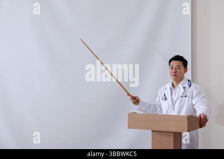 Dottore in conferenza in sala conferenze con schermo di proiezione Foto Stock