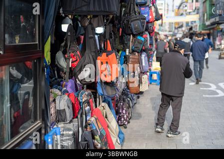 Venditore di beni al mercato di Namdaemun nel quartiere commerciale di Myeongdong nel centro di Seoul, capitale della Corea del Sud, il 16 marzo 2022 Foto Stock