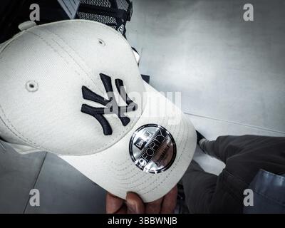 BELGRADO, SERBIA - 22 MARZO 2025: Berretto regolabile New era beige New York Yankees 9Forty all'interno di un negozio di articoli sportivi a Belgrado, serbia, che mostra il Foto Stock