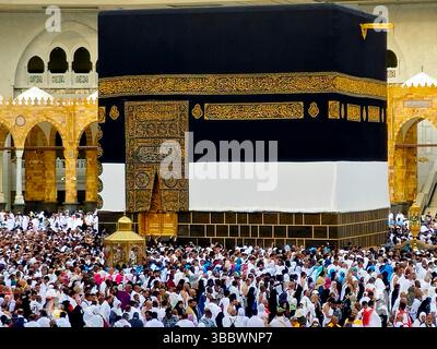 La Mecca, Arabia Saudita, 12 giugno 2024: La circumambulazione della grande moschea della Mecca, l'area intorno alla Kaaba, l'area di Mataf, dove i pellegrini si spostano Foto Stock