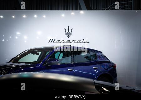 BELGRADO, SERBIA - 15 MARZO 2025: Logo di Maserati presso la concessionaria di Belgrado. Maserati è una casa automobilistica italiana di lusso, parte di Stella Foto Stock