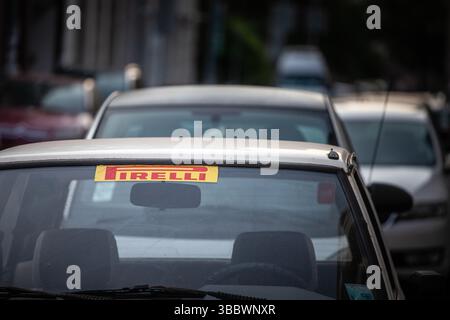 BELGRADO, SERBIA - 22 MARZO 2025: Un adesivo giallo Pirelli sul parabrezza su un'auto compatta obsoleta a Belgrado, Serbia. Pirelli è un produttore di pneumatici italiano. Foto Stock