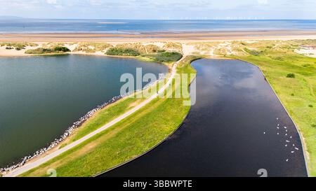 Affacciato sui due laghi e sul sentiero che si affaccia sulla spiaggia di Crosby e sul Mare d'Irlanda vicino a Liverpool. Foto Stock