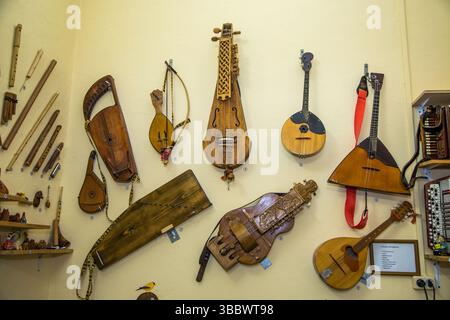 mosca, russia, 18.10.2016 Una collezione di vecchi strumenti, tra cui una chitarra, si siede su un muro. Gli strumenti sono disposti in modo da creare una se Foto Stock