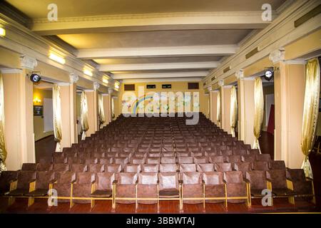 mosca, russia, 18.10.2016 Un grande auditorium con un murale arcobaleno sul muro. I posti a sedere sono di colore marrone e la sala è vuota Foto Stock