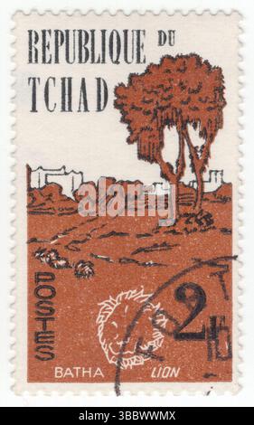 CIAD (TCHAD) - 1962: Francobollo rosso scuro marrone e nero di 2 franchi raffiguranti l'opera simbolica "Batha and Lion". Primo anniversario dell'indipendenza. Batha è una delle 23 regioni del Ciad, situata al centro del paese. È composto da quella che era precedentemente la Prefettura di Batha con alcune lievi regolazioni dei confini. La capitale della regione è ATI Foto Stock