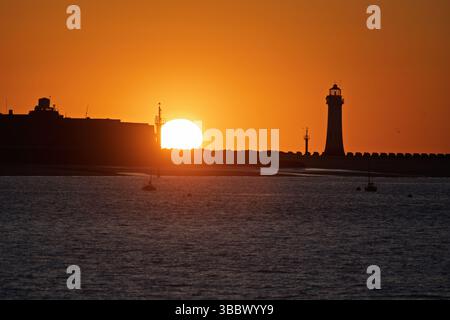 New Brighton Fort Perh RCK e faro di Perch Rock al tramonto sul fiume Mersey. Foto Stock