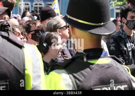 I Picturered stanno mantenendo l'ordine pubblico. Bristol protesta contro l'odio davanti al cenotafio. La prospettiva di una dimostrazione in cui il leader UKIP Nick Tenconi richiederà deportazioni di massa e la fine della veglia di sinistra ha spinto una controdimostrazione nel centro di Bristol da vari gruppi non gerarchici sotto la bandiera Bristol Against Hate. La polizia di Avon e Somerset mantiene l'ordine pubblico separando l'UKIP e Bristol contro l'odio. Foto Stock