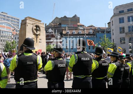 I Picturered stanno mantenendo l'ordine pubblico. Bristol protesta contro l'odio davanti al cenotafio. La prospettiva di una dimostrazione in cui il leader UKIP Nick Tenconi richiederà deportazioni di massa e la fine della veglia di sinistra ha spinto una controdimostrazione nel centro di Bristol da vari gruppi non gerarchici sotto la bandiera Bristol Against Hate. La polizia di Avon e Somerset mantiene l'ordine pubblico separando l'UKIP e Bristol contro l'odio. Foto Stock