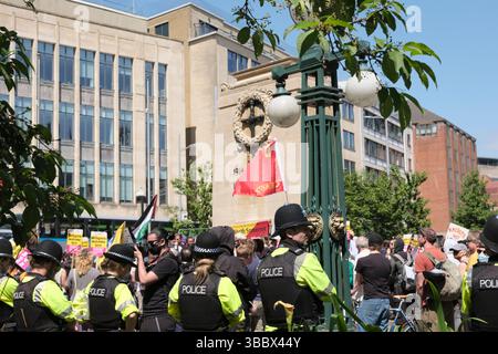 I Picturered stanno mantenendo l'ordine pubblico. Bristol protesta contro l'odio davanti al cenotafio. La prospettiva di una dimostrazione in cui il leader UKIP Nick Tenconi richiederà deportazioni di massa e la fine della veglia di sinistra ha spinto una controdimostrazione nel centro di Bristol da vari gruppi non gerarchici sotto la bandiera Bristol Against Hate. La polizia di Avon e Somerset mantiene l'ordine pubblico separando l'UKIP e Bristol contro l'odio. Foto Stock