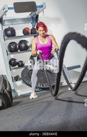 Una donna che si allena con le corde in palestra o in palestra, Germania, Europa Foto Stock
