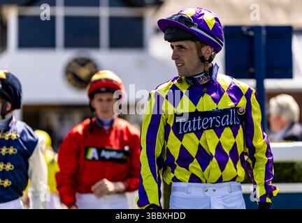 Trevor Whelan entra nell'anello della parata prima del Trade Nation London Gold Cup handicap all'ippodromo di Newbury. Data foto: Sabato 17 maggio 2025. Foto Stock