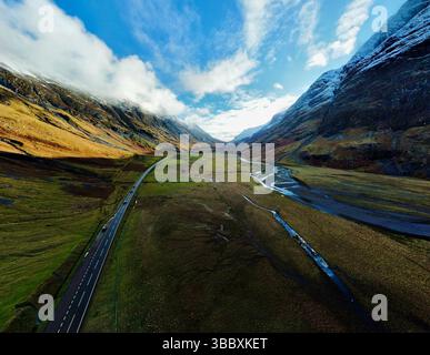 Panorami mozzafiato della grandiosità della natura: Strade tortuose attraverso la maestosa valle di Glen Coe. Foto Stock