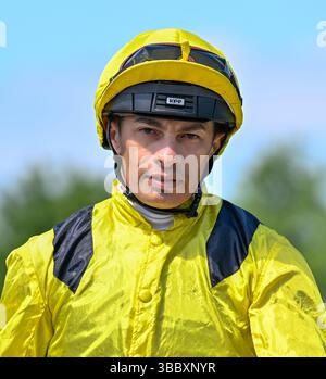 Newbury, Regno Unito. 17 maggio 2025. Silvestre De Sousa dopo aver vinto nel 2,00 la Trade Nation London Gold Cup handicap Stakes al Newbury Racecourse, Newbury Picture di Paul Blake Foto Stock