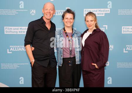 Lucas Schmidt, Louise Peter und Maren Schmitt beim Empfang der Landesregierung Nordrhein-Westfalen, der Film- und Medienstiftung NRW und der Produktionsallianz anlässlich der 78. Internationalen Filmfestspiele von Cannes im Vilebrequin la Plage Ondine Restaurant & Beach Club. Cannes, 16.05.2025 Foto Stock