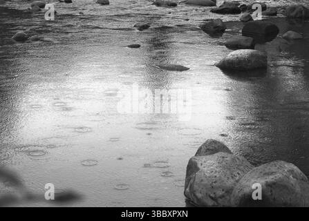 Il dolce ritmo della pioggia sull'acqua. Foto Stock