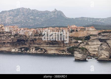 20 aprile 2025, Francia, Bonifacio: Veduta della città di Bonifacio sull'isola di Corsica (Francia) il 20.04.2025. Il centro storico medievale (Ville haute) può essere visto su un promontorio di pietra calcarea e arenaria, che in gran parte degrada verticalmente verso il mare. Bonifacio (corso Bunifaziu; Ligure Bunifazziu o Bonifacio) è una città portuale situata nel sud dell'isola francese del Mediterraneo della Corsica (Corsica) nel dipartimento della Corsica del Sud. Situata su un altopiano roccioso simile a una penisola, la città vecchia è uno dei luoghi di interesse più suggestivi dell'isola. Foto: Matthias B. Foto Stock