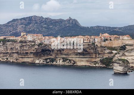 20 aprile 2025, Francia, Bonifacio: Veduta della città di Bonifacio sull'isola di Corsica (Francia) il 20.04.2025. Potrai vedere il centro storico medievale (Ville haute (città alta)) su un promontorio di pietra calcarea e arenaria, che degrada verticalmente verso il mare in gran parte, e la cosiddetta scalinata del re d'Aragona. Bonifacio (corso Bunifaziu; Ligure Bunifazziu o Bonifacio) è una città portuale situata nel sud dell'isola francese del Mediterraneo della Corsica (Corsica) nel dipartimento della Corsica del Sud. Situata su un altopiano roccioso simile a una penisola, la città vecchia è una delle più belle dell'isola Foto Stock