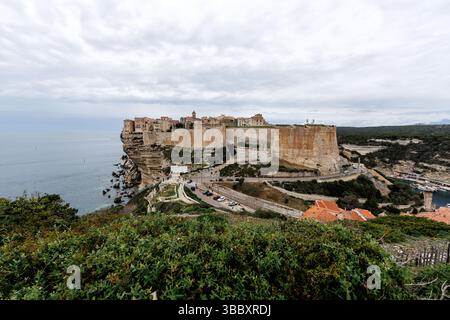 20 aprile 2025, Francia, Bonifacio: Veduta della città di Bonifacio sull'isola di Corsica (Francia) il 20.04.2025. Il centro storico medievale (Ville haute) può essere visto su un promontorio di pietra calcarea e arenaria, che in gran parte degrada verticalmente verso il mare. Bonifacio (corso Bunifaziu; Ligure Bunifazziu o Bonifacio) è una città portuale situata nel sud dell'isola francese del Mediterraneo della Corsica (Corsica) nel dipartimento della Corsica del Sud. Situata su un altopiano roccioso simile a una penisola, la città vecchia è uno dei luoghi di interesse più suggestivi dell'isola. Foto: Matthias B. Foto Stock