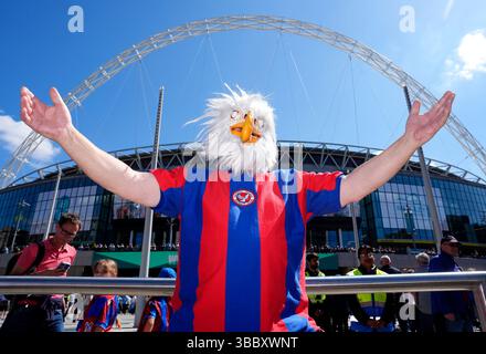 Un fan del Crystal Palace con una maschera di aquila si posa davanti all'arco di Wembley davanti alla finale della Emirates fa Cup allo stadio di Wembley, Londra. Data foto: Sabato 17 maggio 2025. Foto Stock