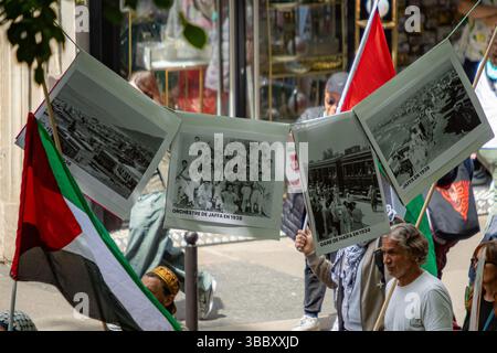 Parigi, Francia. 17 maggio 2025. I manifestanti si riuniscono nel centro della città per protestare contro gli attacchi aerei israeliani in corso su Gaza. I manifestanti ondeggiano bandiere palestinesi e tengono segnali che chiedono la fine della violenza, come parte di un movimento globale che chiede un cessate il fuoco e un intervento internazionale. Foto Stock