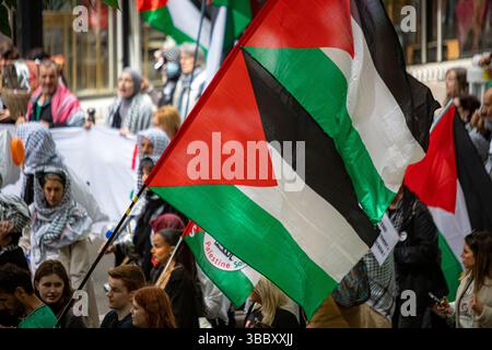Parigi, Francia. 17 maggio 2025. I manifestanti si riuniscono nel centro della città per protestare contro gli attacchi aerei israeliani in corso su Gaza. I manifestanti ondeggiano bandiere palestinesi e tengono segnali che chiedono la fine della violenza, come parte di un movimento globale che chiede un cessate il fuoco e un intervento internazionale. Foto Stock