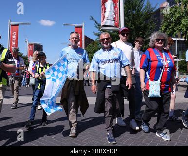 Londra, Regno Unito. 17 maggio 2025. I tifosi arrivano davanti alla finale di fa Cup tra Crystal Palace e Manchester City allo stadio di Wembley, Londra. Il credito per immagini dovrebbe essere: Paul Terry/Sportimage Credit: Sportimage Ltd/Alamy Live News Foto Stock