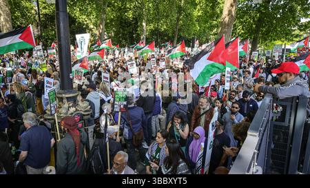 Londra, Regno Unito. 17 maggio 2025. Un gran numero di manifestanti di organizzazioni pro-palestinesi, sindacati e altri si riuniscono a Embankment e marciano lungo la South Bank e il Waterloo Bridge fino al 10 Downing Street a Westminster per radunarsi contro la situazione in corso in Palestina. Nakba 77 segna 77 anni dopo lo spostamento forzato di massa durante la guerra arabo-israeliana (1948). Crediti: Imageplotter/Alamy Live News Foto Stock