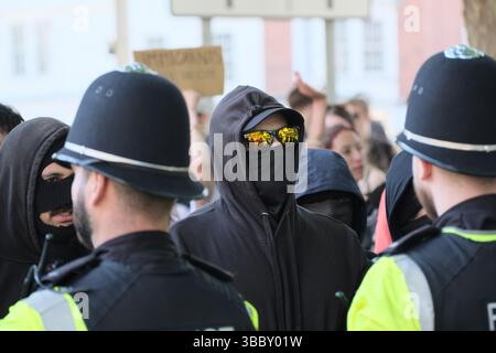 Bristol, Regno Unito. 17 maggio 2025. Bristol protesta contro l'odio davanti al cenotafio. La prospettiva di una dimostrazione in cui il leader UKIP Nick Tenconi richiederà deportazioni di massa e la fine della veglia di sinistra ha spinto una controdimostrazione nel centro di Bristol da vari gruppi non gerarchici sotto la bandiera Bristol Against Hate. Crediti: JMF News/Alamy Live News Foto Stock