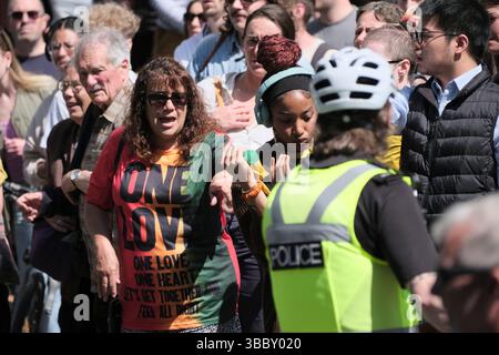 Bristol, Regno Unito. 17 maggio 2025. Bristol protesta contro l'odio davanti al cenotafio. La prospettiva di una dimostrazione in cui il leader UKIP Nick Tenconi richiederà deportazioni di massa e la fine della veglia di sinistra ha spinto una controdimostrazione nel centro di Bristol da vari gruppi non gerarchici sotto la bandiera Bristol Against Hate. Crediti: JMF News/Alamy Live News Foto Stock